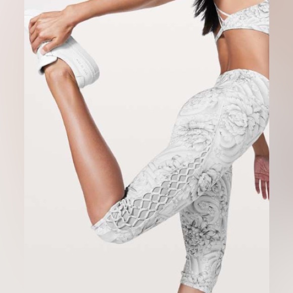 Lululemon Love Knot Crop 15in size 6 - Picture 2 of 2